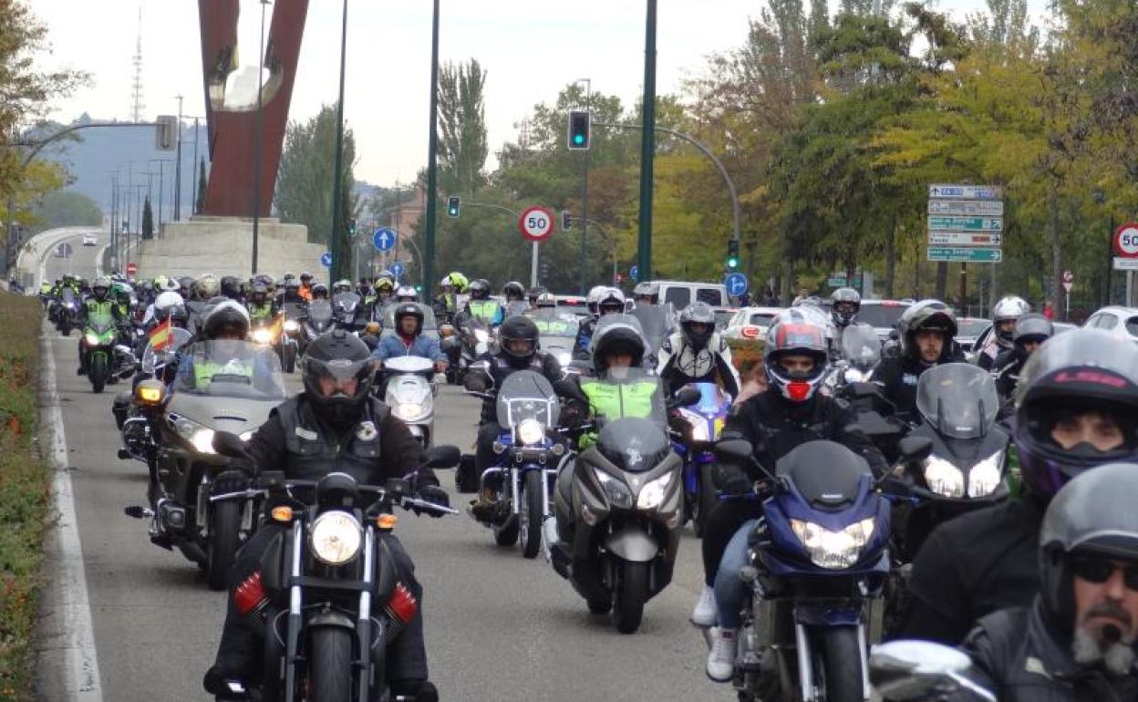 Los moteros desfilan por la avenida de Zamora durante la marcha reivindicativa. 