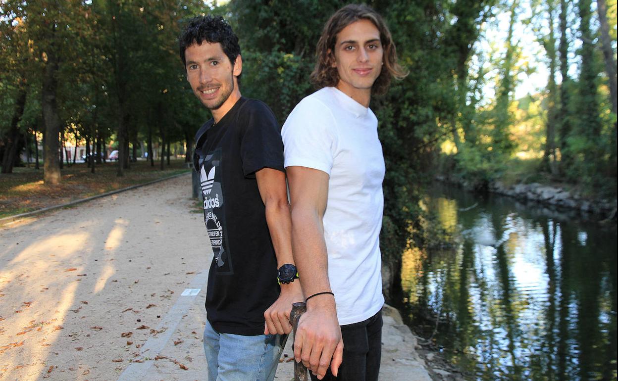 Javi Guerra, a la izquierda, y David Llorente, en la alameda del Parral. 