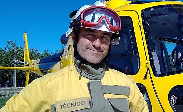 José 'Jota' Tahona, junto al helicóptero de la brigada helitransportada.