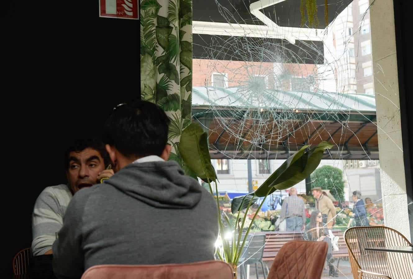 Fotos: Escaparates destrozados en la Plaza de España por un hombre violento