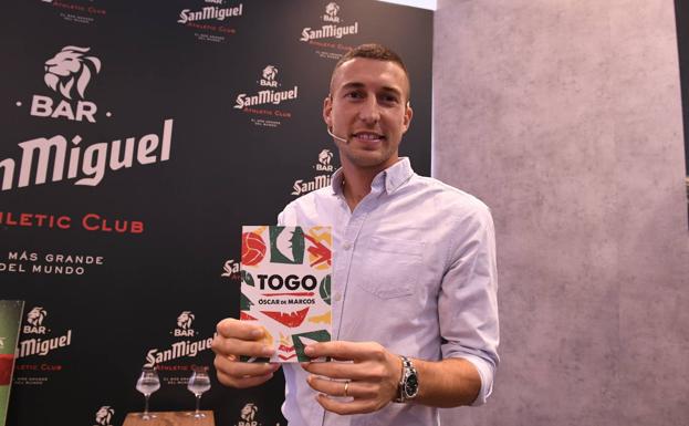 Óscar de Marcos, futbolista del Athletic, muestra la portada de su novela 'Togo'. 