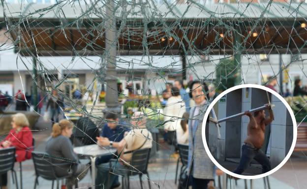 Escaparate roto en la cafetería Velvet, de la Plaza de España, en Valladolid.