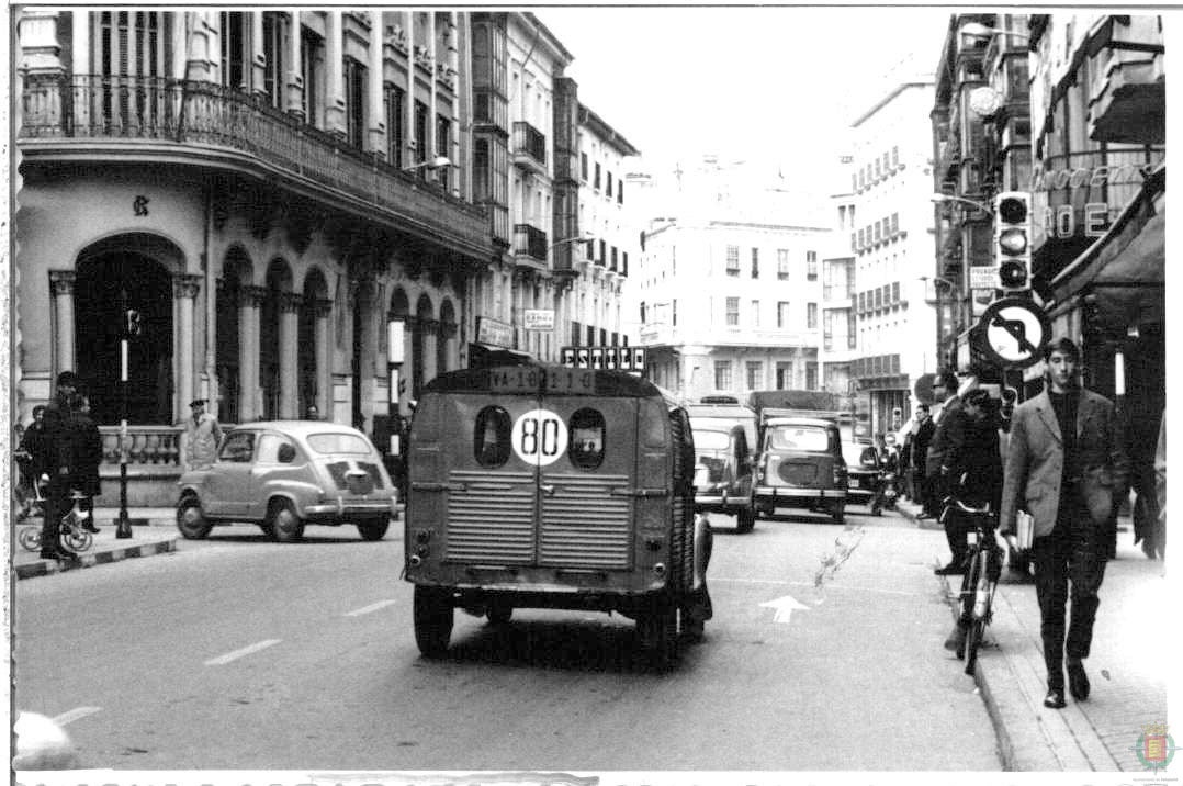 El proyecto, aprobado por el Ayuntamiento en 1900, se encargó al arquitecto Emilio Baeza Eguiluz | Las obras finalizaron en mayo de 1902 | En 1913, el edificio dejó de ser arrendado para pasar a propiedad del Círculo, que lo adquirió por 460.000 pesetas; al año siguiente se incorporó la planta baja y en abril de 1915 se inauguraron de manera oficial sus salones