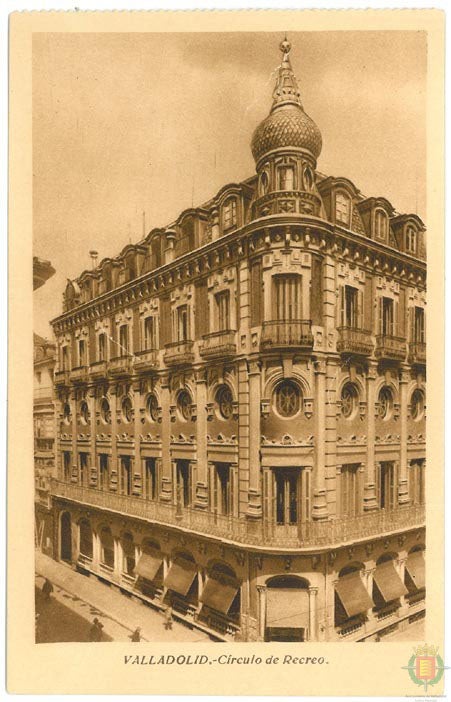 El proyecto, aprobado por el Ayuntamiento en 1900, se encargó al arquitecto Emilio Baeza Eguiluz | Las obras finalizaron en mayo de 1902 | En 1913, el edificio dejó de ser arrendado para pasar a propiedad del Círculo, que lo adquirió por 460.000 pesetas; al año siguiente se incorporó la planta baja y en abril de 1915 se inauguraron de manera oficial sus salones