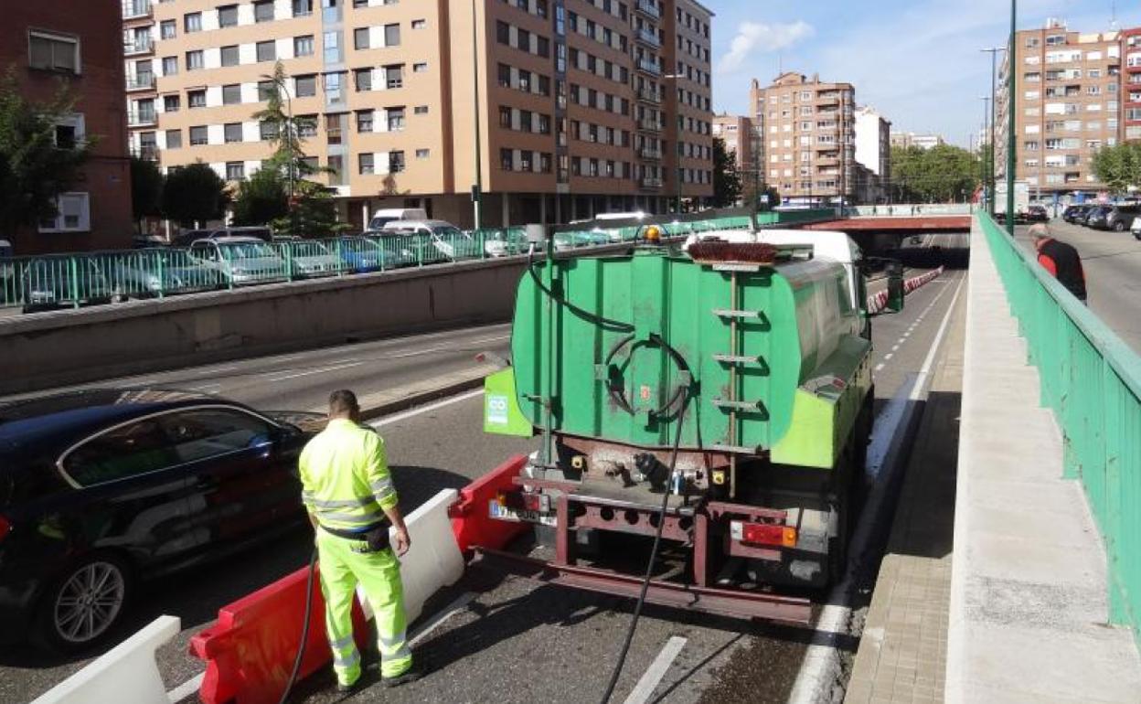 Los operarios preparan los separadores del carril peatonal del túnel de San Isidro. 
