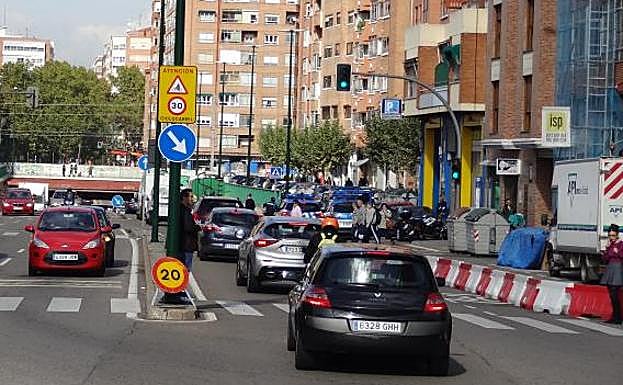 Retenciones en la entrada del túnel por el corte de un carril. 