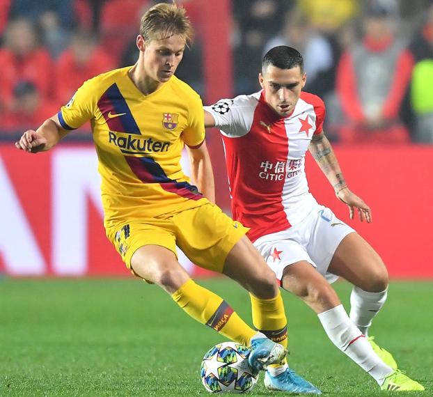 Frenkie de Jong conduce el balón en el partido de Liga de Campeones frente al Slavia de Praga.