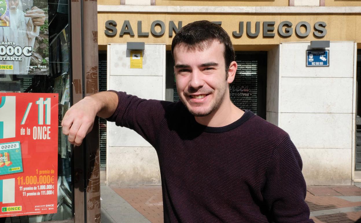 Iker Sánchez, ludópata en rehabilitación, frente a un salón de juegos en Plaza España. 