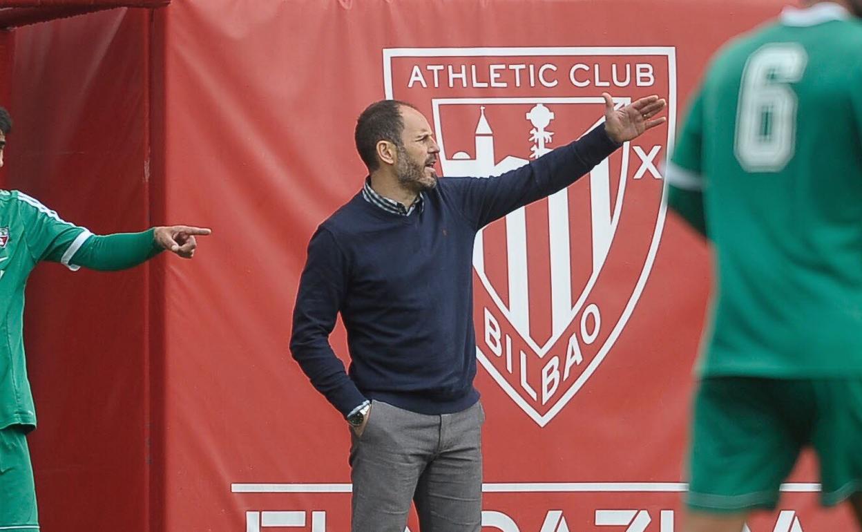 Luaces, dirigiendo un partido ante el filial del Athletic. 