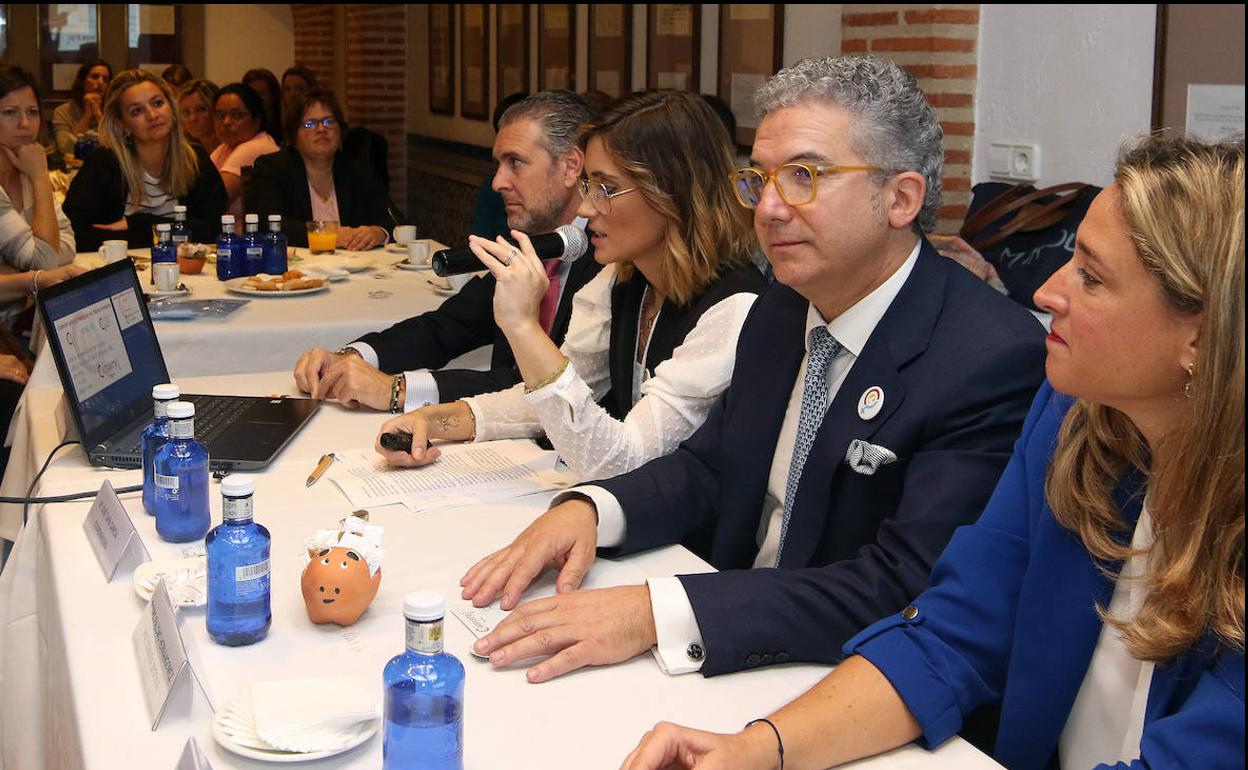 María José Tapia, a la izquierda de Andrés Ortega, con Pedro Palomo y Paula Gómez de la Bárcena.