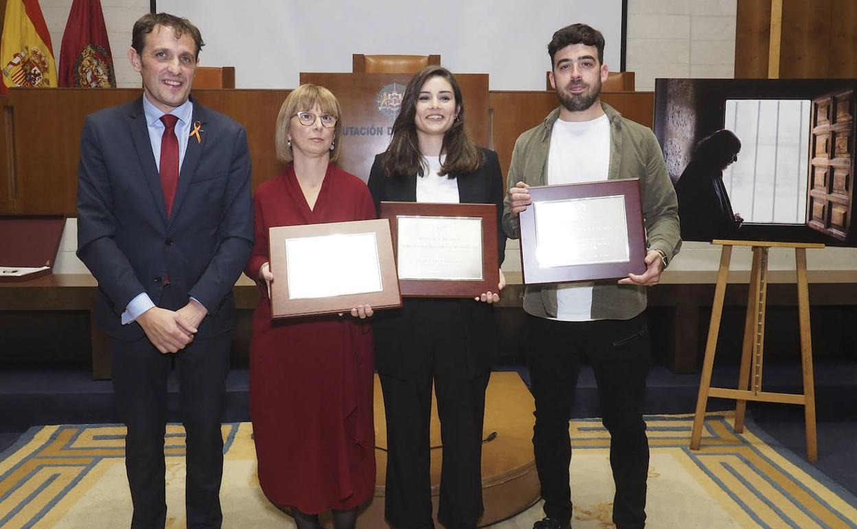 Los premiados tras la entrega de galardones, al fondo, la fotografía 'Joaquín Díaz en Urueña', de Mingueza. 