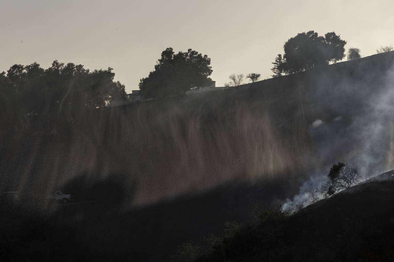 Humo y vapor provocados por la descarga de agua sobre el 'Getty Fire'