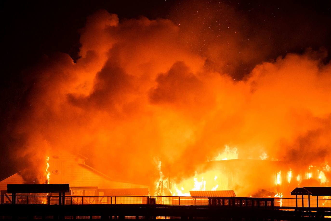 Granja en llamas durante el incendio Kincade