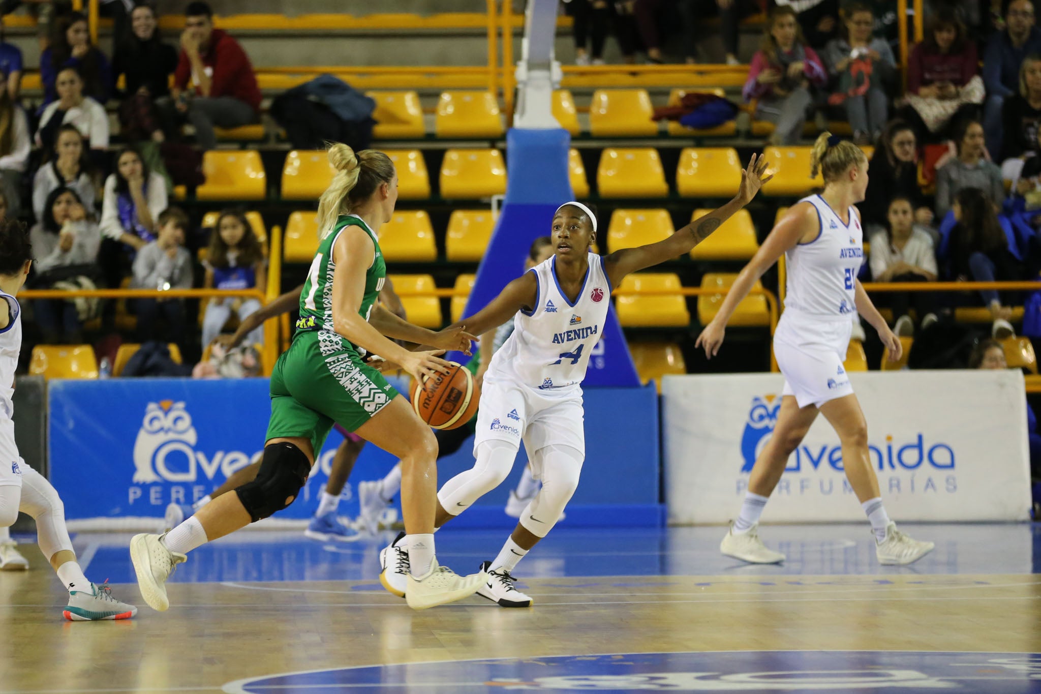 Fotos: Partido del CB Avenida ante el Uni Gyor Mely-Ut húngaro