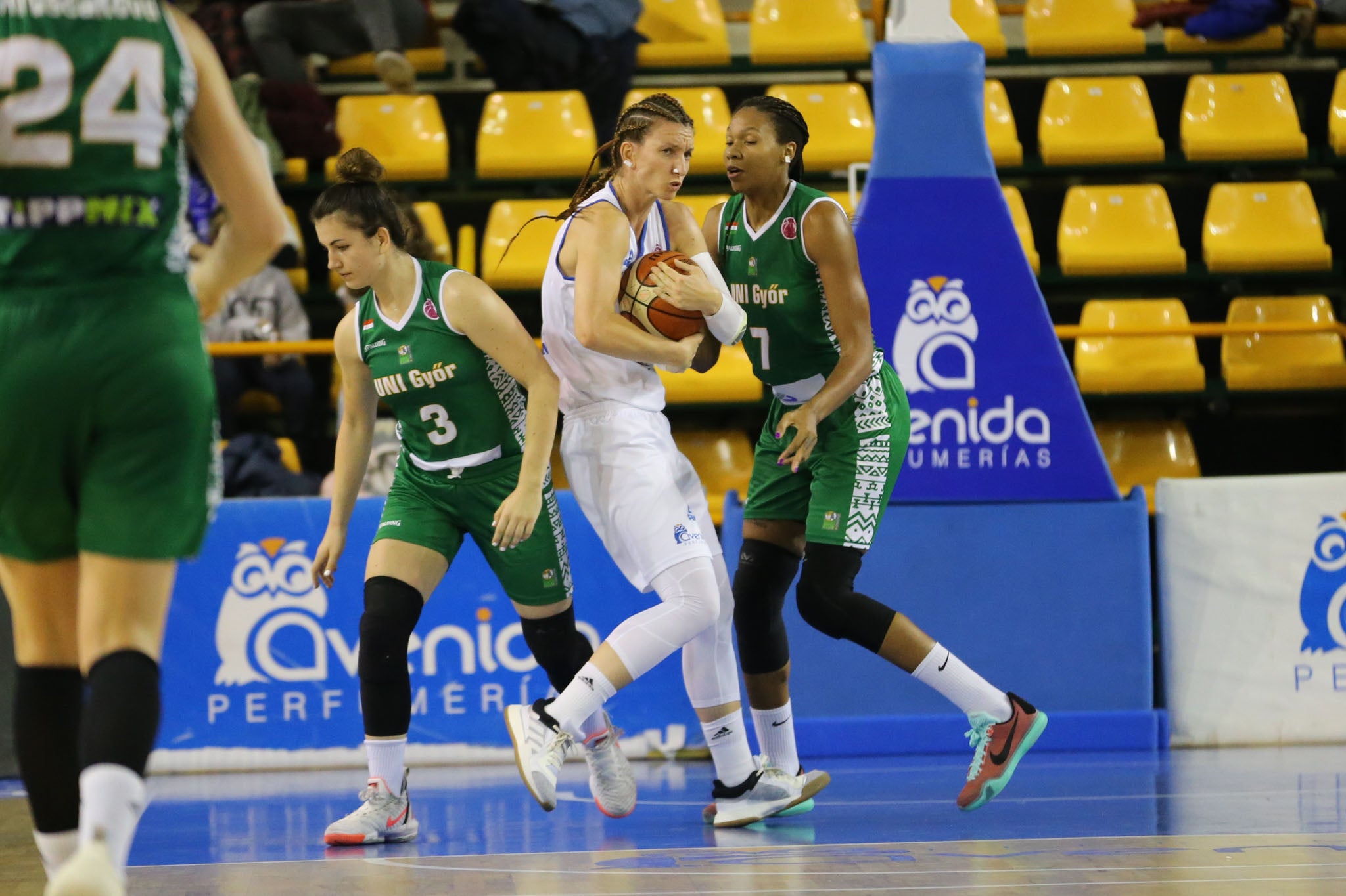 Fotos: Partido del CB Avenida ante el Uni Gyor Mely-Ut húngaro