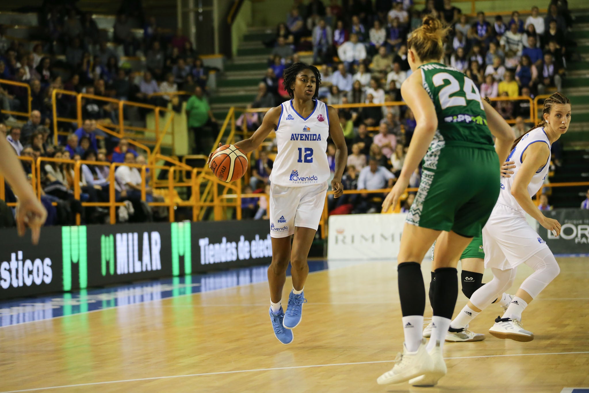 Fotos: Partido del CB Avenida ante el Uni Gyor Mely-Ut húngaro