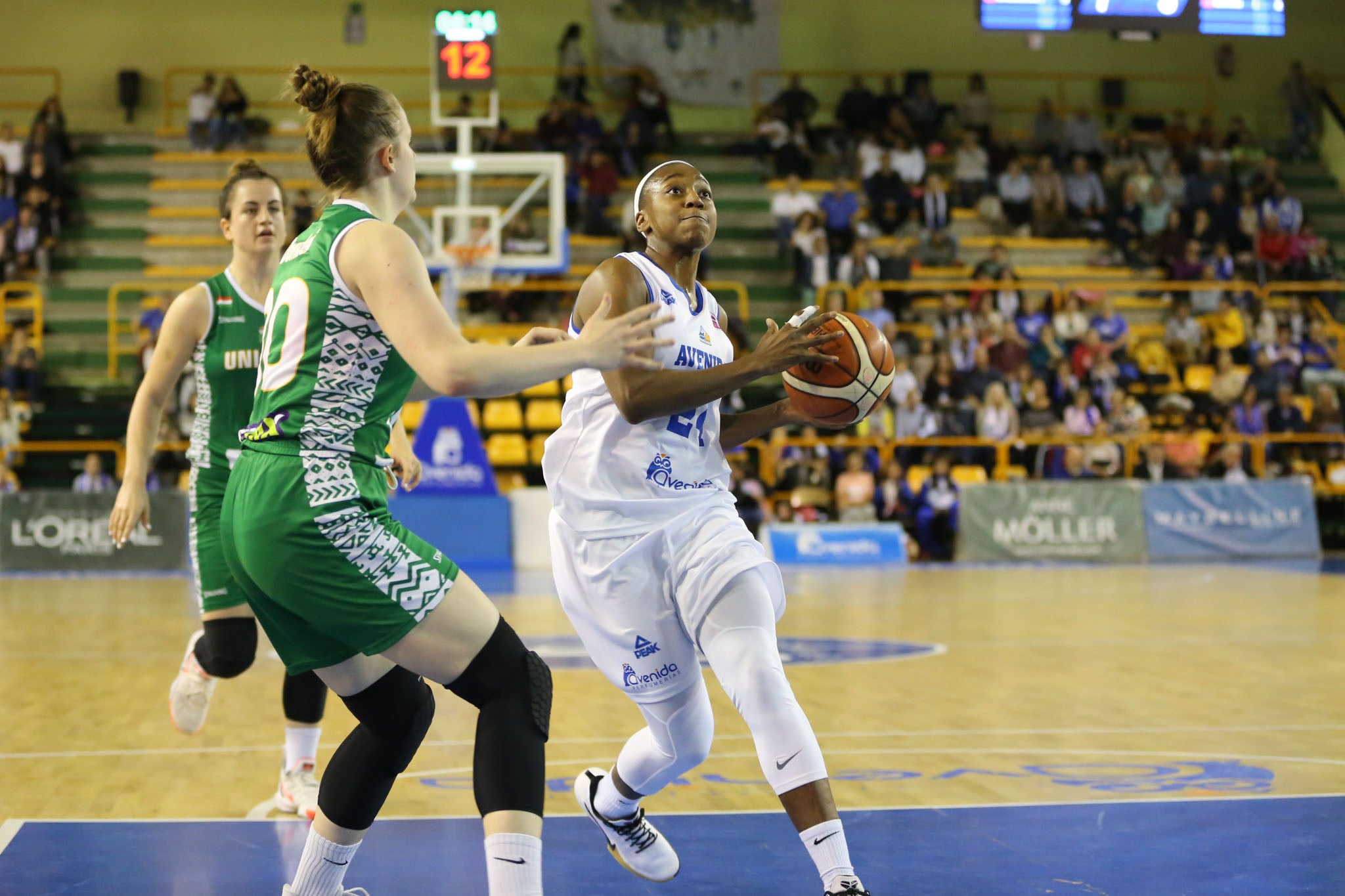 Fotos: Partido del CB Avenida ante el Uni Gyor Mely-Ut húngaro