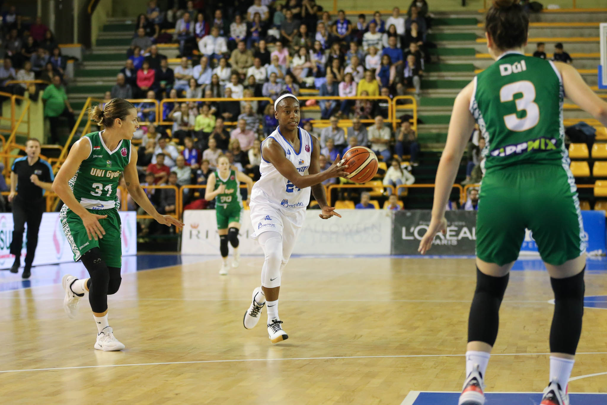 Fotos: Partido del CB Avenida ante el Uni Gyor Mely-Ut húngaro