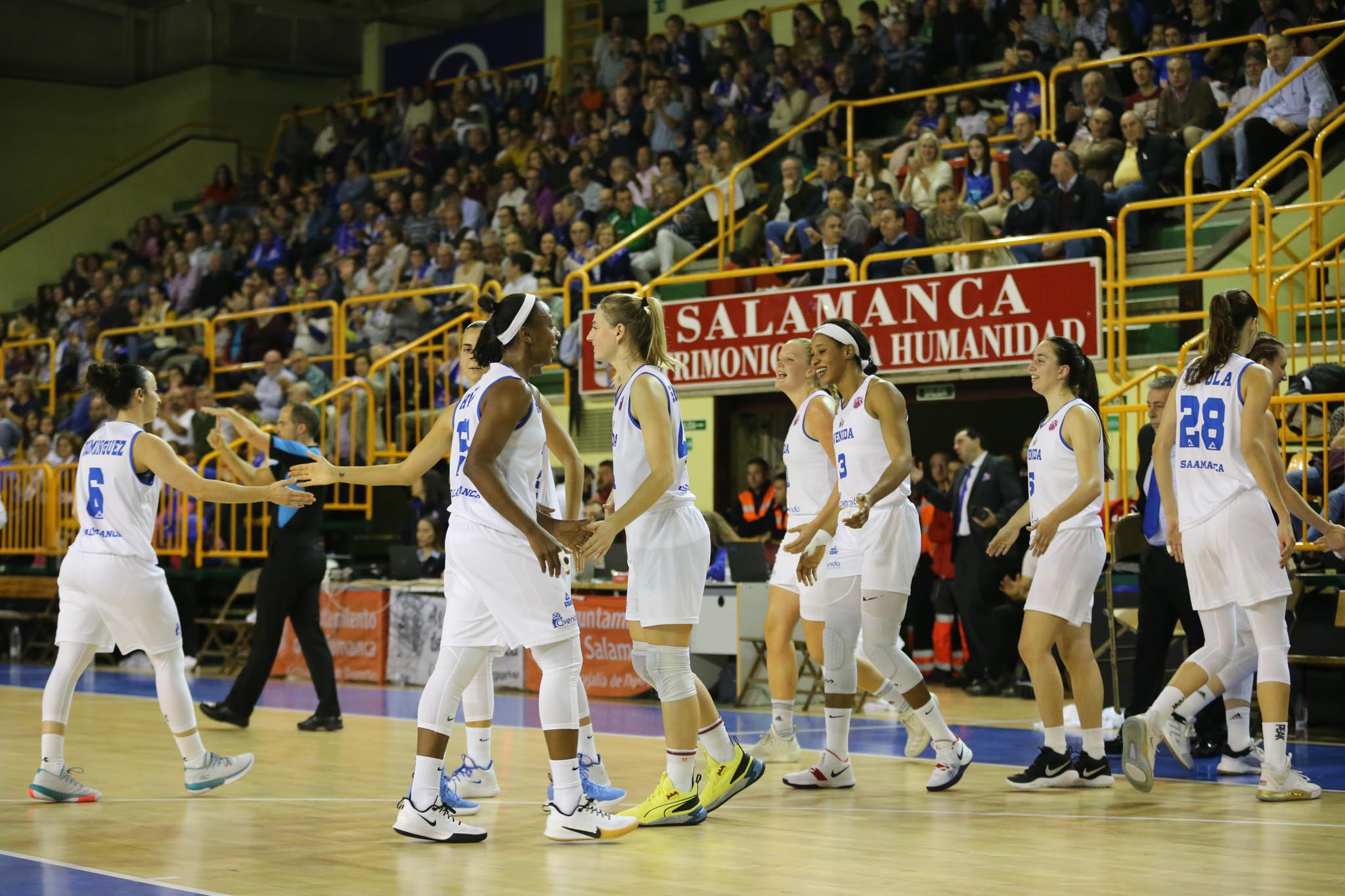 Fotos: Partido del CB Avenida ante el Uni Gyor Mely-Ut húngaro