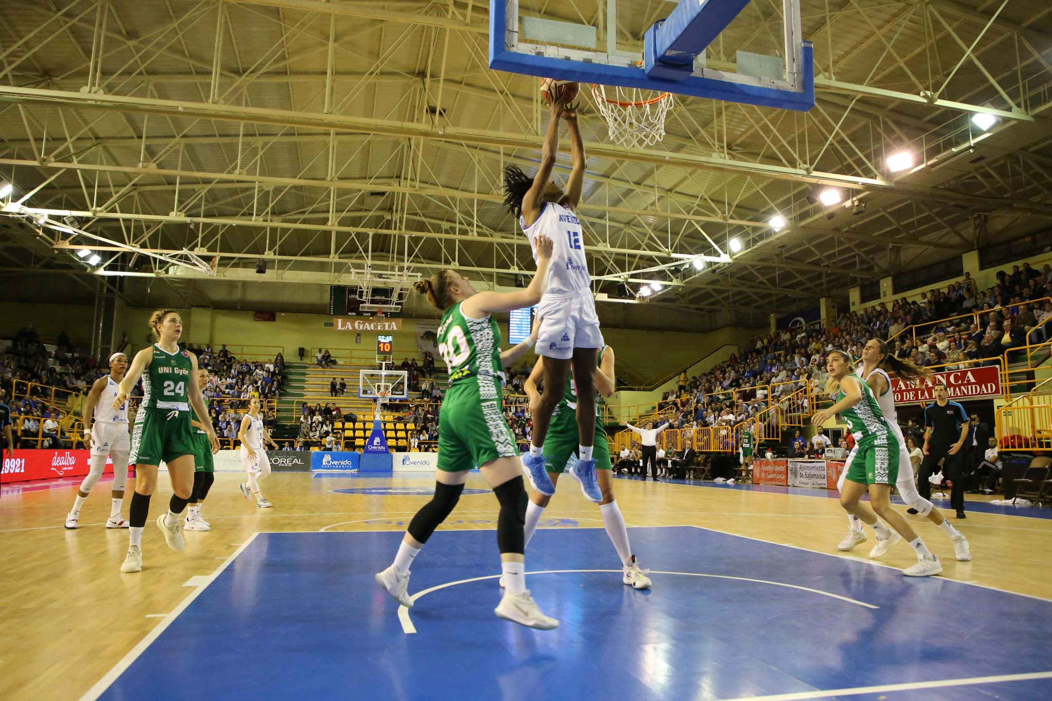 Fotos: Partido del CB Avenida ante el Uni Gyor Mely-Ut húngaro