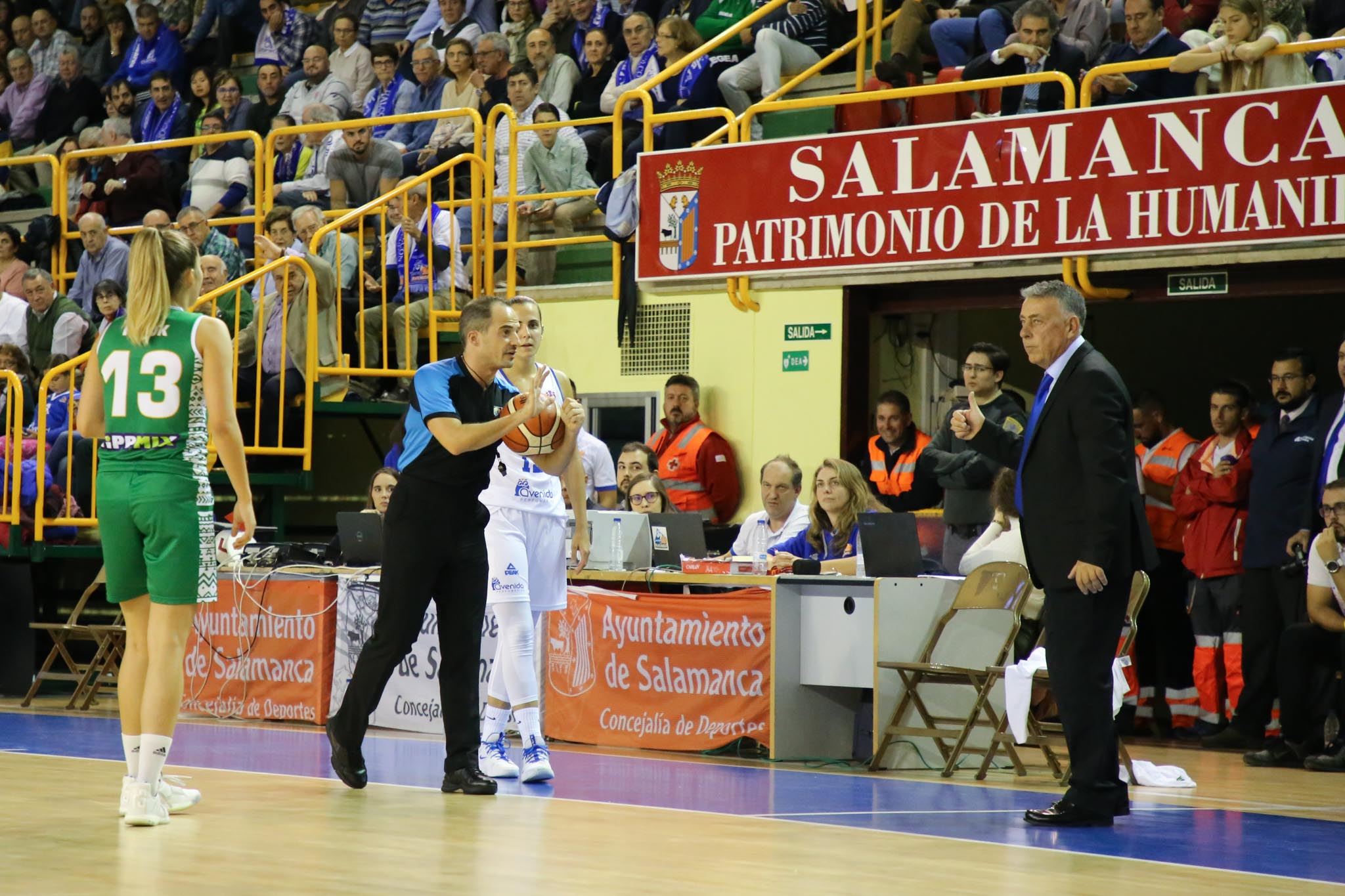Fotos: Partido del CB Avenida ante el Uni Gyor Mely-Ut húngaro
