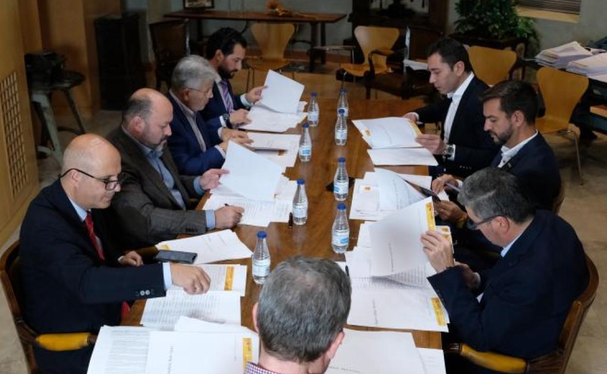 Jurado de los VI Premios del Campo de El Norte de Castilla. Por la izquierda, Jorge Llorente, viceconsejero de Desarrollo Rural; Domingo Alonso, de Unicaja; Julio López, agricultor y Premio Dedicación al Mundo Agrario 2015 de ElNorte; Pablo Redondo, de Calidad Pascual; Javier Meléndez, de Patatas Meléndez; Carlos Jiménez, de New Holland; el enólogo José Manuel Pérez Ovejas, y el director de ElNorte de Castilla, Ángel Ortiz, que ejerció como presidente del jurado.