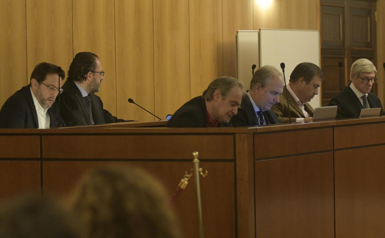 Los tres acusados y sus letrados, en la penúltima sesión del juicio en la Audiencia de Valladolid. 