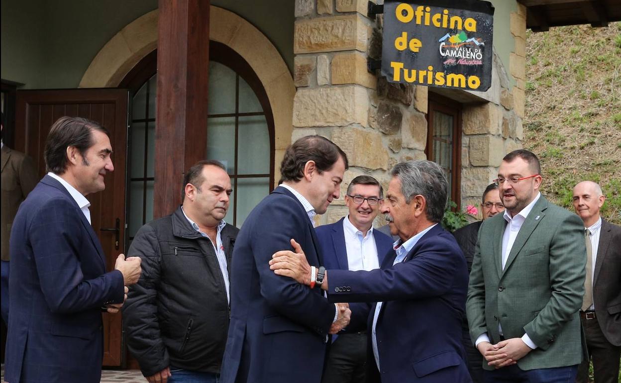 Imagen de la visita de los tres presidentes a Picos de Europa.