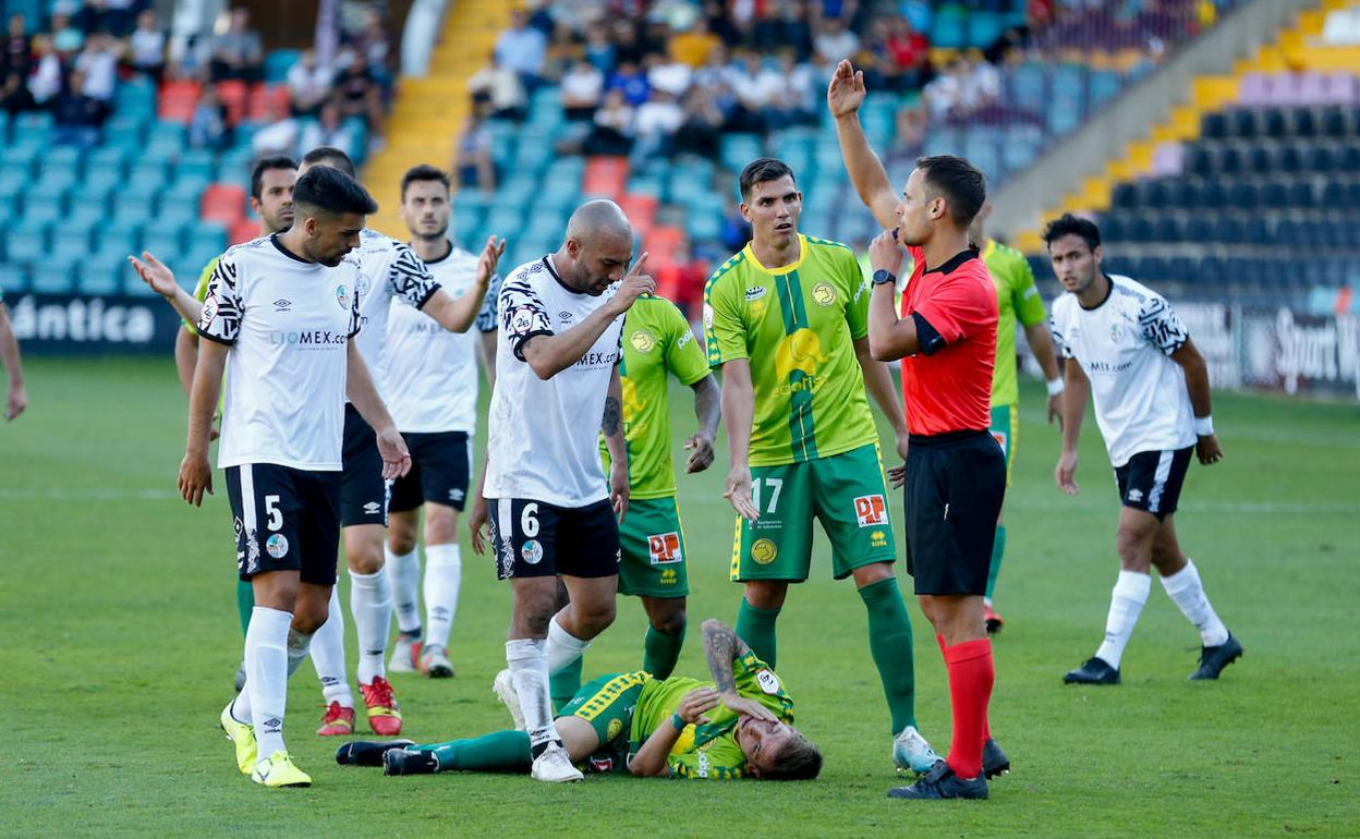 Álvaro Romero, en el suelo, tras ser golpeado por Kristian Álvarez. 