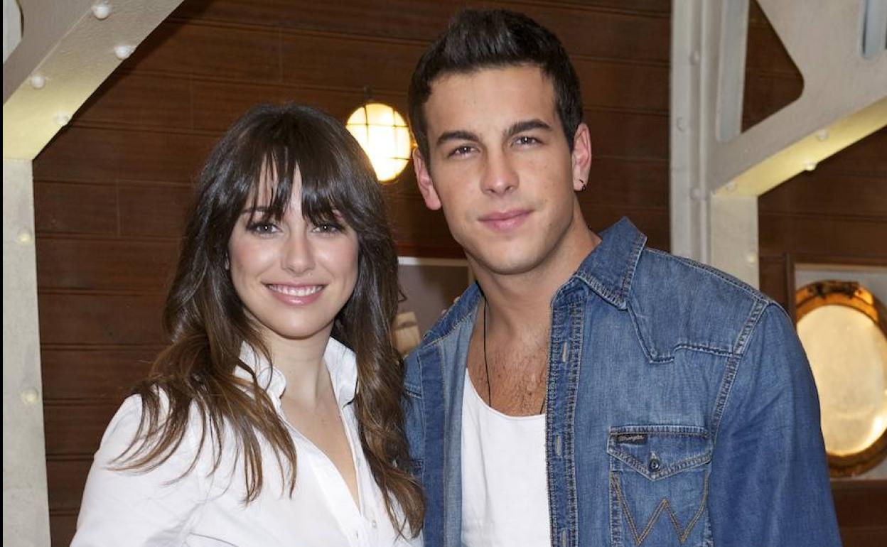 Mario Casas y Blanca Suarez, en el rodaje de la serie 'El barco'.