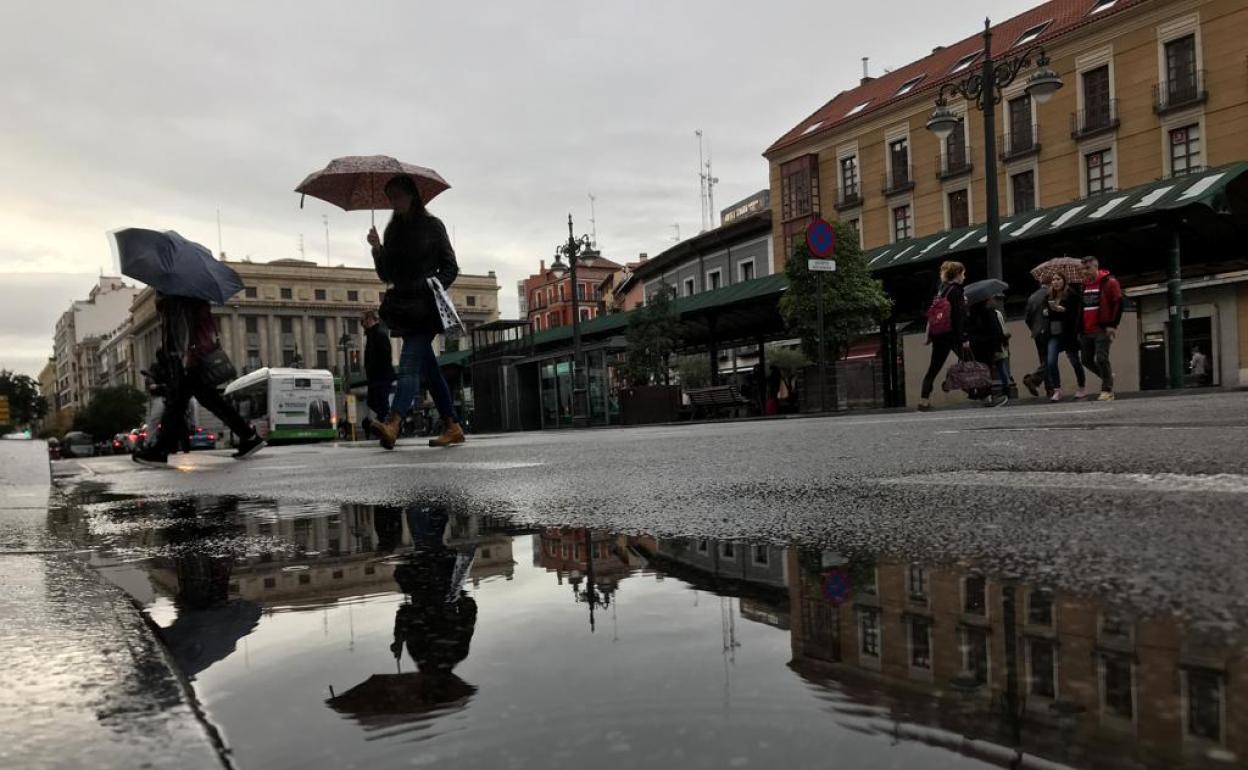 Lluvia en la Plaza de España de Valladolid durante este jueves 30 de octubre. 