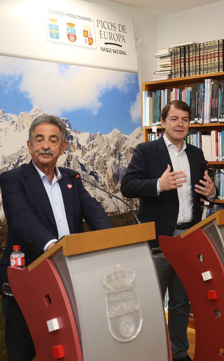 El presidente de la Junta de Castilla y León, Alfonso Fernández Mañueco, asiste a la reunión de la Comisión de Gestión del Parque Nacional de los Picos de Europa, junto a los presidentes de Cantabria, Miguel Ángel Revilla; y de Asturias, Adrián Barbón.