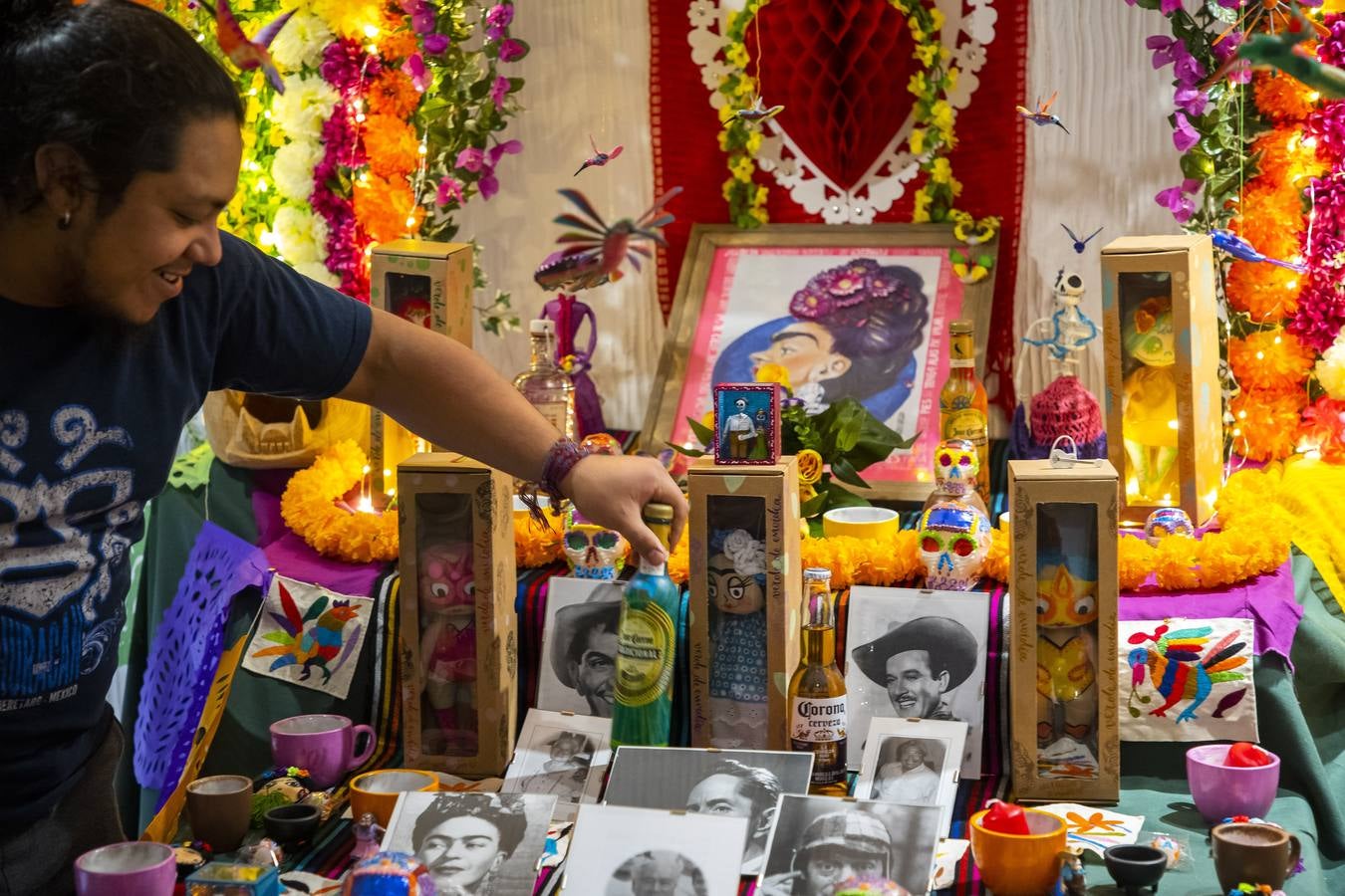 Es su fiesta más importante del año, el Día de Muertos, declarado en 2008 por la UNESCO Patrimonio Inmaterial de la Humanidad | Lo hacen entre disfraces, máscaras y festividad, que es como este pueblo recuerda a sus difuntos | Todo con el objetivo de recibir las ánimas de los suyos, al menos un día al año, y compartir con ellos la nostalgia y las ofrendas