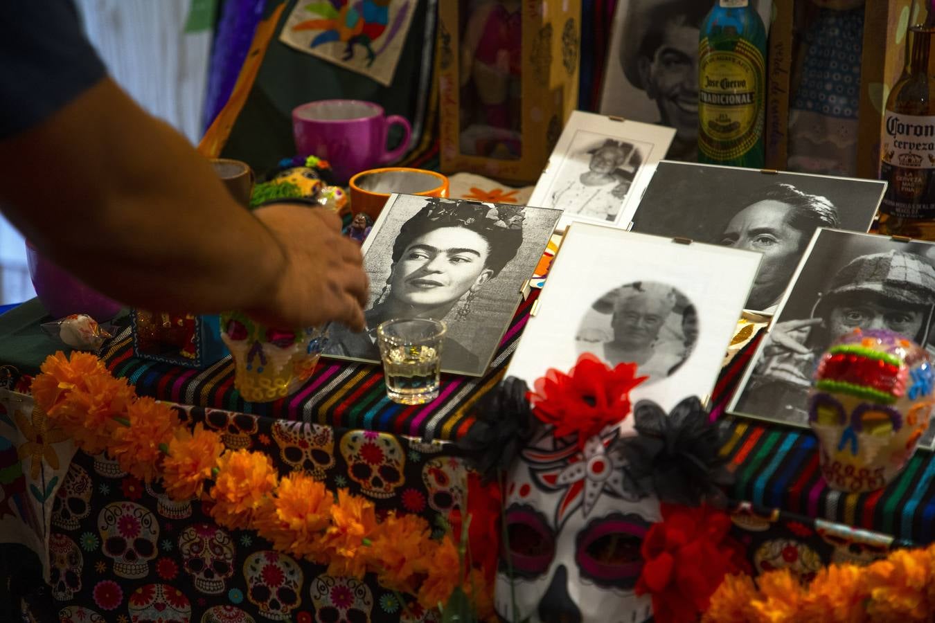 Es su fiesta más importante del año, el Día de Muertos, declarado en 2008 por la UNESCO Patrimonio Inmaterial de la Humanidad | Lo hacen entre disfraces, máscaras y festividad, que es como este pueblo recuerda a sus difuntos | Todo con el objetivo de recibir las ánimas de los suyos, al menos un día al año, y compartir con ellos la nostalgia y las ofrendas