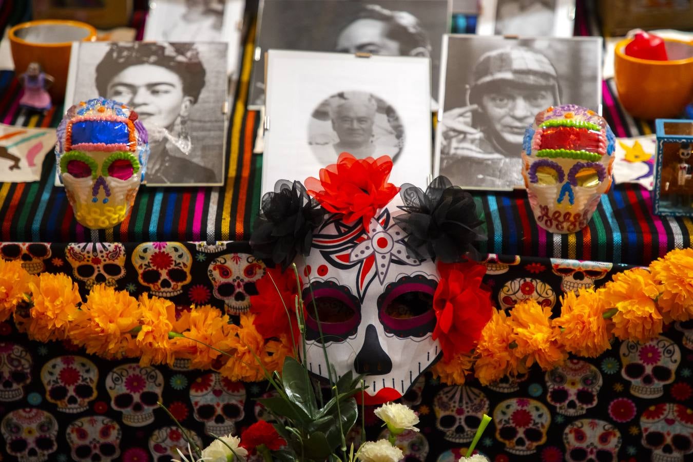 Es su fiesta más importante del año, el Día de Muertos, declarado en 2008 por la UNESCO Patrimonio Inmaterial de la Humanidad | Lo hacen entre disfraces, máscaras y festividad, que es como este pueblo recuerda a sus difuntos | Todo con el objetivo de recibir las ánimas de los suyos, al menos un día al año, y compartir con ellos la nostalgia y las ofrendas