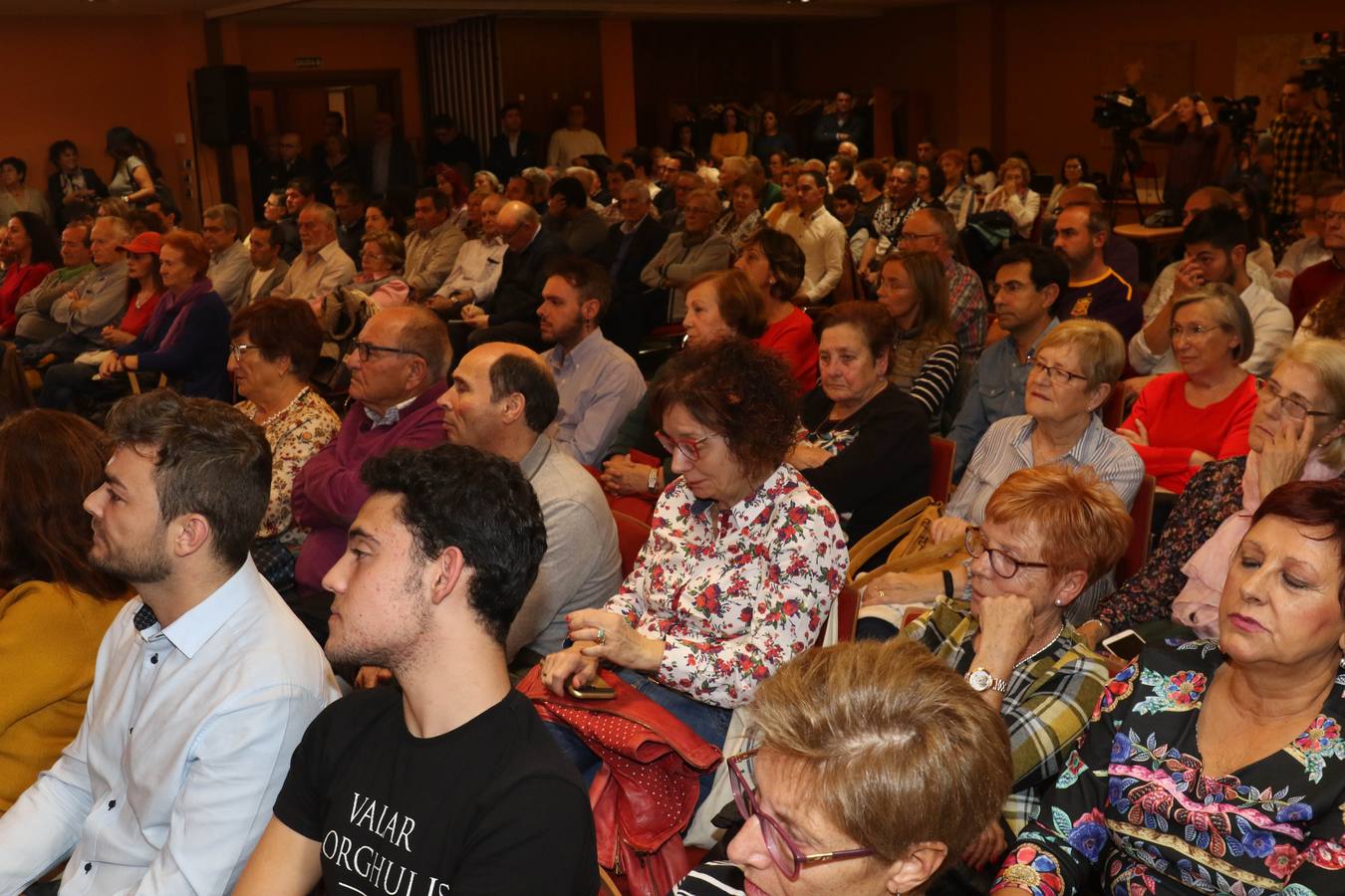 Ha estado acompañada por el secretario general del PSOE de Castilla y León, Luis Tudanca; el cabeza de lista al Congreso, Javier Izquierdo; el cabeza de lista al Senado, Manuel Escarda; y el alcalde de Valladolid, Óscar Puente