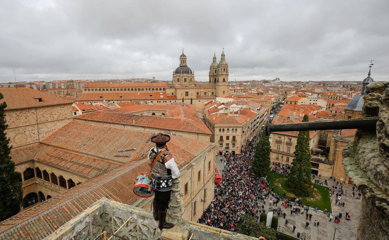 El Mariquelo toca desde lo más alto de la Catedral ante el público congregado en la plaza de Anaya.