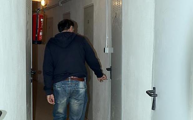 Un vecino señala la cerradura rota en el asalto. 