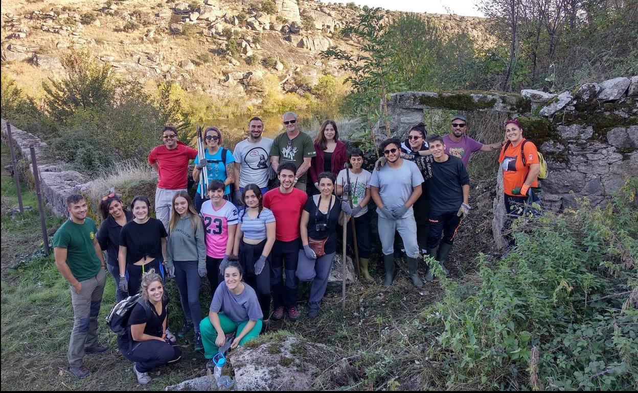 Parte del grupo de voluntarios que participó el pasado fin de semana en las actividades que se llevaron a cabo en Ledesma.