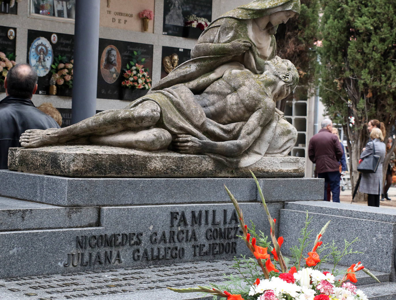 Piedad que corona el panteón de la familia del empresario Nicomedes García Gómez.