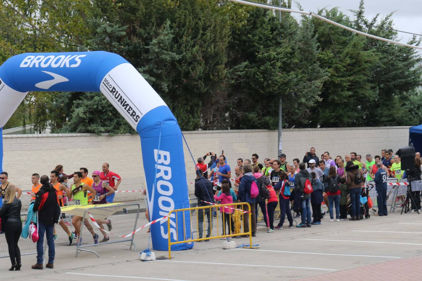 El Ayuntamiento de Zaratán ha organizado por noveno año la carrera popular, dentro de su programación de la tradicional fiesta de la salchicha