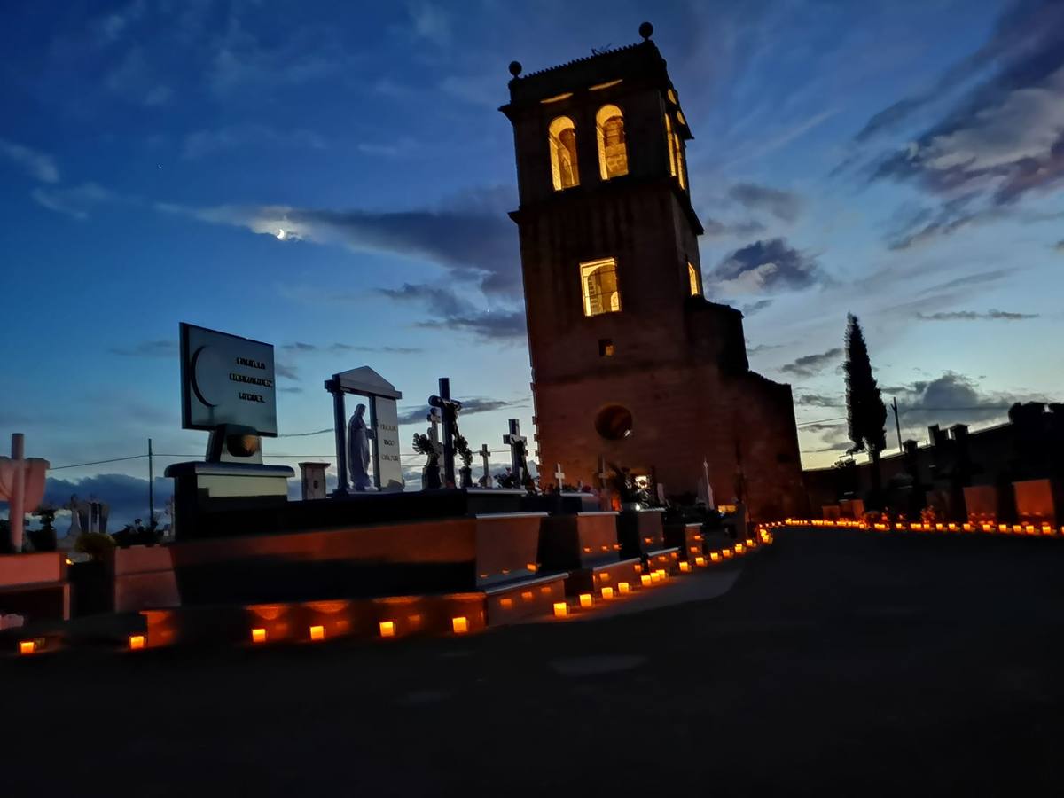 El Ayuntamiento recupera una antigua tradición de llevar luces al cementerio el Día de Todos los Santos e inaugura la torre que lo preside