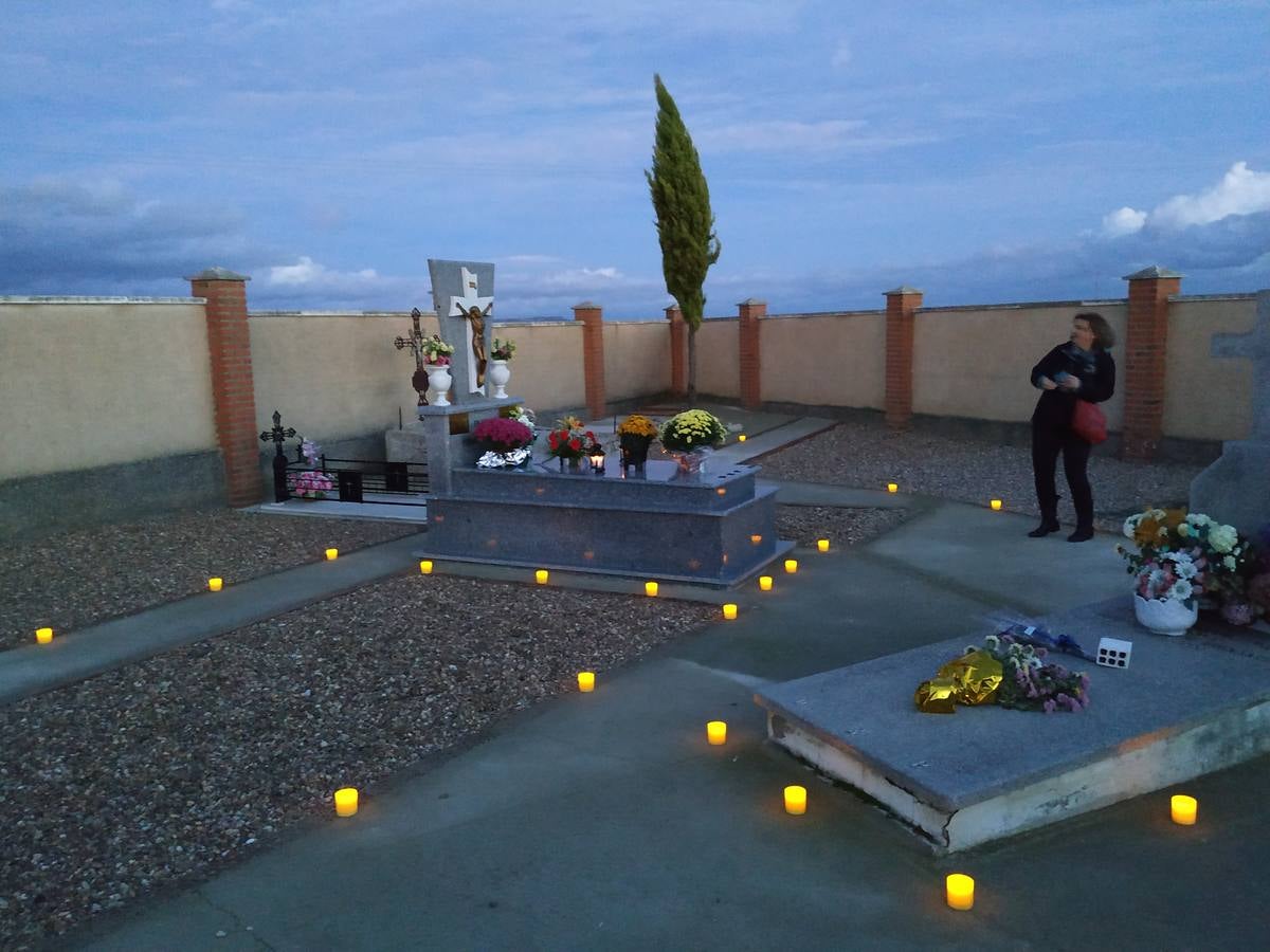 El Ayuntamiento recupera una antigua tradición de llevar luces al cementerio el Día de Todos los Santos e inaugura la torre que lo preside