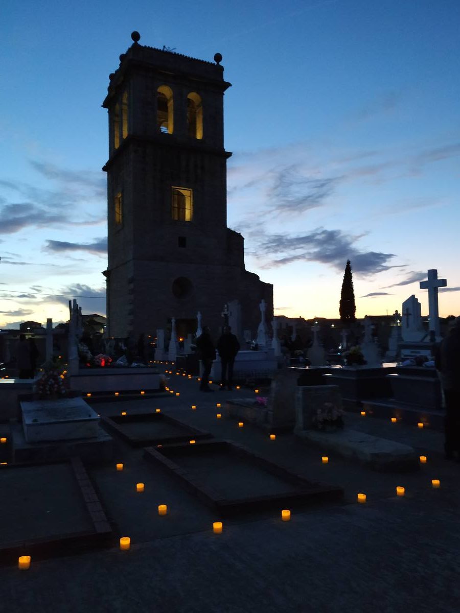 El Ayuntamiento recupera una antigua tradición de llevar luces al cementerio el Día de Todos los Santos e inaugura la torre que lo preside