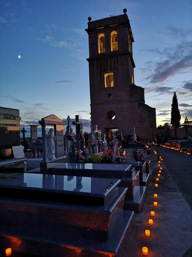 El Ayuntamiento recupera una antigua tradición de llevar luces al cementerio el Día de Todos los Santos e inaugura la torre que lo preside