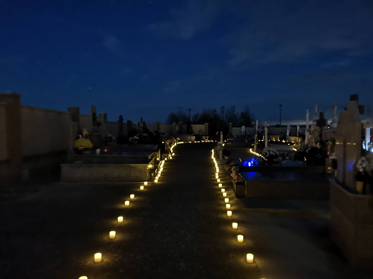 El Ayuntamiento recupera una antigua tradición de llevar luces al cementerio el Día de Todos los Santos e inaugura la torre que lo preside