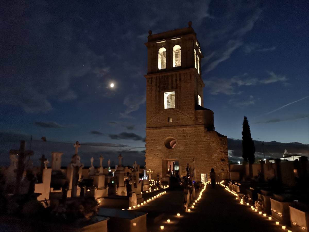 El Ayuntamiento recupera una antigua tradición de llevar luces al cementerio el Día de Todos los Santos e inaugura la torre que lo preside