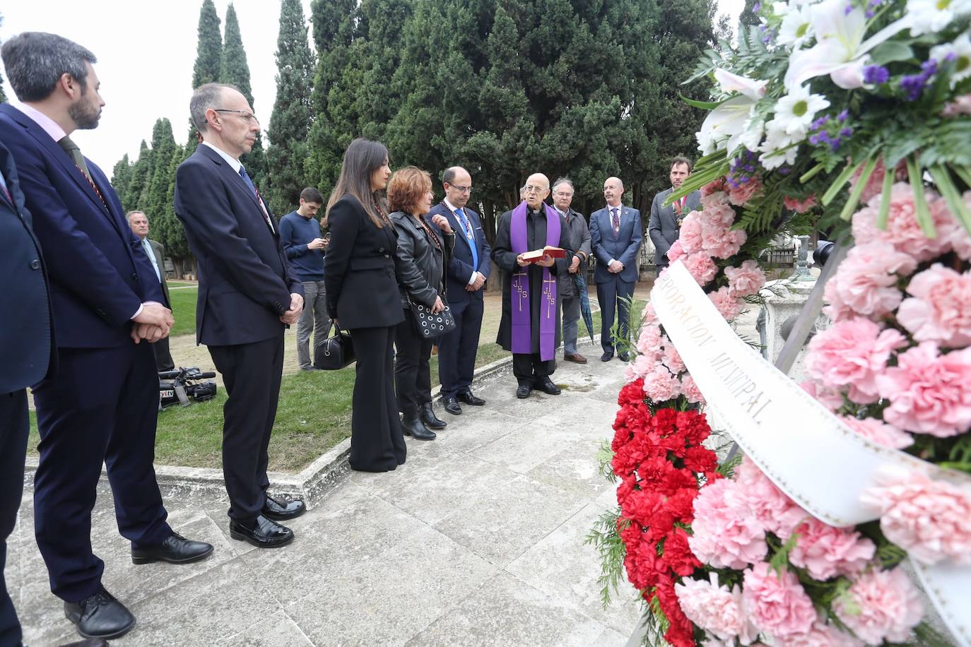 El cardenal arzobispo, Ricardo Blázquez, con el alcalde y miembros de la Corporación en la visita esta mañana al cementerio de Valladolid. 