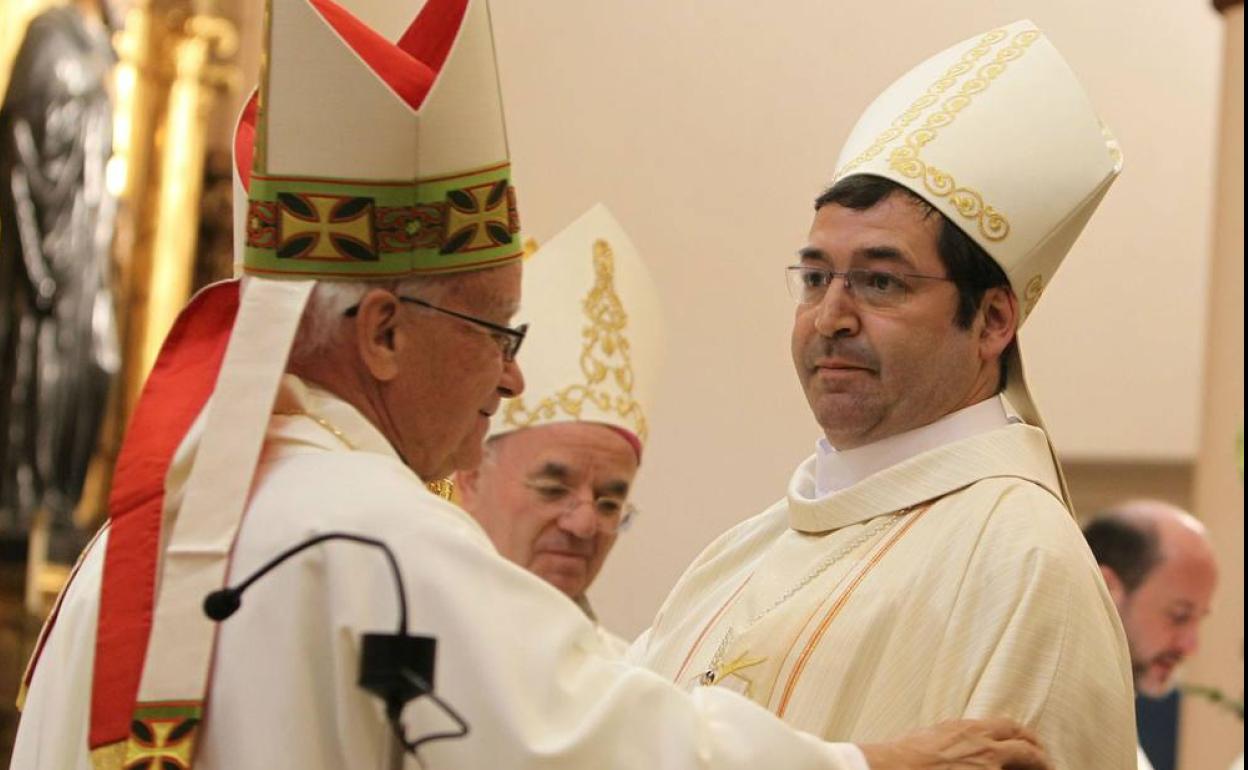 Miguel Olaortúa (d) recién nombrado ministro misionero en Quito.