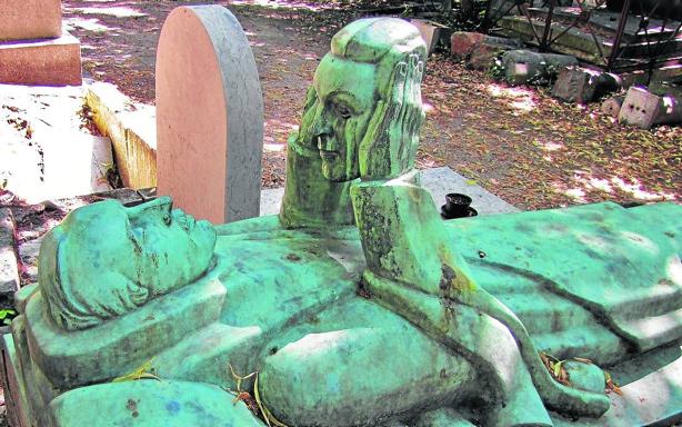 Fernand Arbelot (Père-Lachaise) mira a su esposa por toda la eternidad.